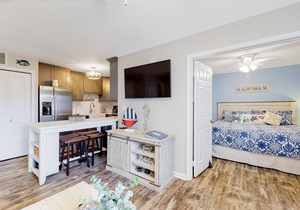 Updated condo w/private hot tub/shared pool, easy walk to beach & bay