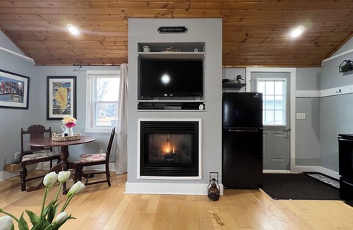 Hanover House | 1-bedroom CHARMING house - 2beds - in delightful Hanover with WiFi, AC