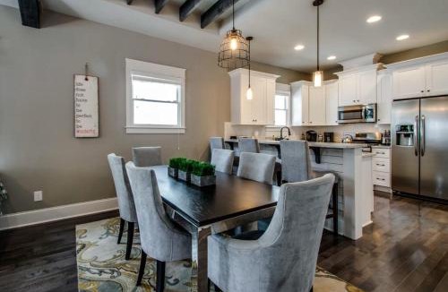 East End House | 1-Story Family Home with Fenced Yard, Grill, Parking, Sleeps 10, 5 Mins to Five Points & Nissan Stadium, Smart TVs, Pet-Friendly Yard, Patio for BBQs, Ideal Nashville Getaway for Families, 24 Hr Hospitality