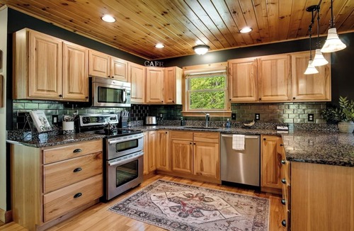 Sylva Apartment | ✨ 10% Off PLUS 15% off Top-Rated Guests Discount Private Hot Tub PLUS ⭐ Guest Favorite Top 1% of Airbnb Fire Pit Porch Swing Hammock Close to WCU (3 Mi), dining, pubs, shopping, Blue Ridge Parkway, and many adventures.