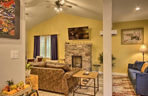 Saylorsburg House | 13 Mi to Camelback Ski! Creekside 'Lincoln Lodge'