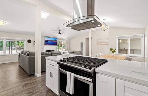 Serra Mesa House | 15 Min to Beach and Zoo! | Private Yard w/Hot Tub