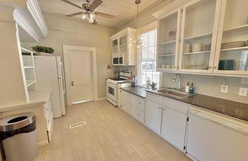 Cedar Bluff Cottage | 1930's Bungalow "Imperfect Perfection" Pool, hottub, Kayaks, firepit, & more!