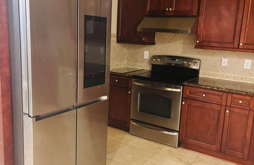 Suwanee Apartment | 2 Bed Basement Apt in Upscale Gated Community By Stores, Restuarants, & Parks