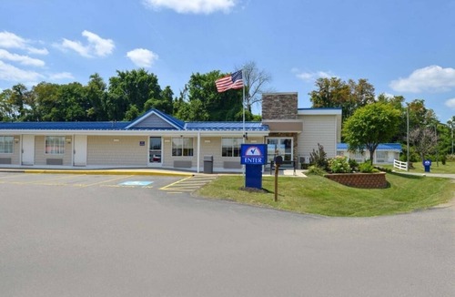 Barton Hotel | 2 Family-Friendly Rooms near Memorial Park | Free Parking & Breakfast
