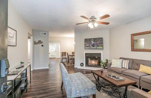 Nashville Apartment | 2 Units, Sleeps 16, Mins to Downtown - Airport