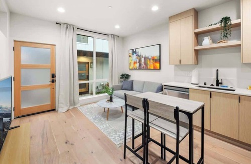 North Beacon Hill Condo | 2026 World Cup | Rooftop View, Light Rail, Parking