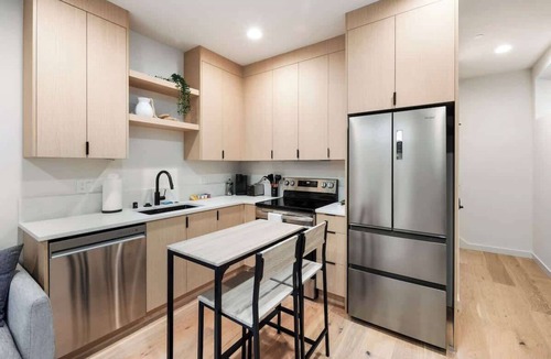 North Beacon Hill Condo | 2026 World Cup | Rooftop View, Light Rail, Parking