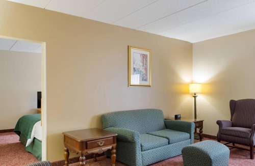 Smithfield Hotel | 3 Accommodations for Big Groups | near Stadium Theatre | Free Bfast & Parking!