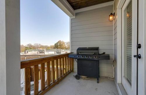 Radnor House | 3 Bedroom Home- HUGE yard for pets 4 miles to Broadway