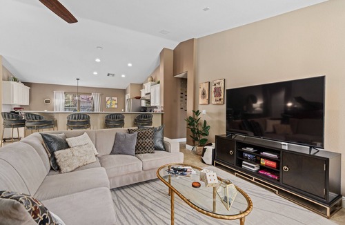 Henderson House | 3 bedroom home near Green Valley Resort in Henderson. Pool and jacuzzi!