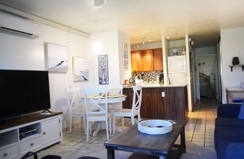 Kihei Condo | 3 minute walk to the beach! Close to restaurants/shops. Updated, clean with A/C