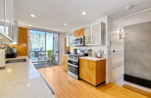 East Village House | 3 story Modern Townhome-Private Garage-Steps to Petco Park-Top-rated stay