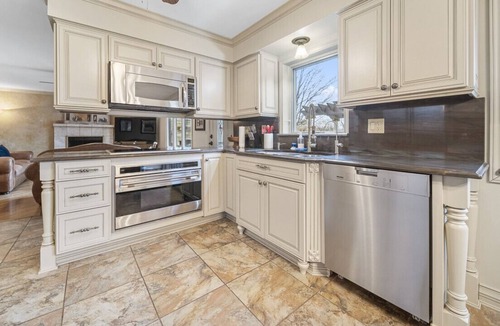 Forestview House | 4-Bed 3-Bath Schaumburg Retreat with Amazing Backyard Entertainment