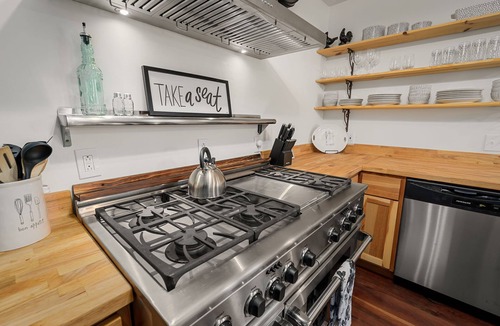Wentzville House | 4-bed house in Wentzville next to restaurants/event space/"Free food and drink"