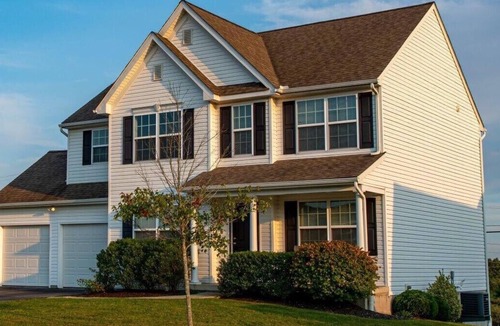 Aspers House | 4-bedroom house features elegant living spaces with high ceilings, AC, WIFI