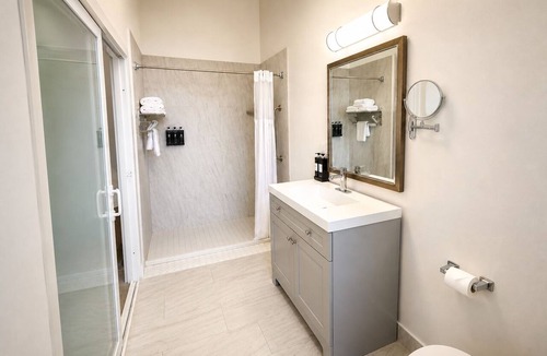 Little Italy Hotel | 4 Boutique Two-Queen Rooms Near San Diego Harbor – Ideal for Families or Groups