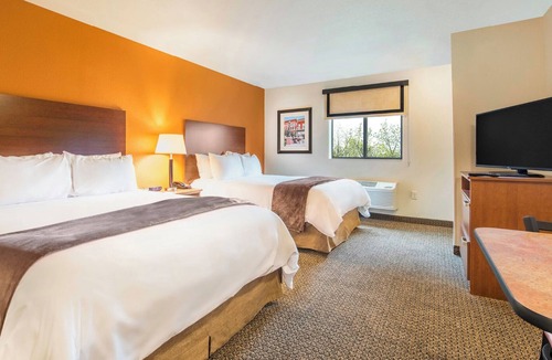 Monaca Hotel | 4 Comfortable Units w/Kitchenette & Free Parking Near Monaca Riverfront Park