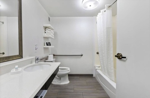 East Texas Hotel | 4 Family-Friendly Rooms w/Breakfast & indoor Pool Near Lehigh Valley Zoo