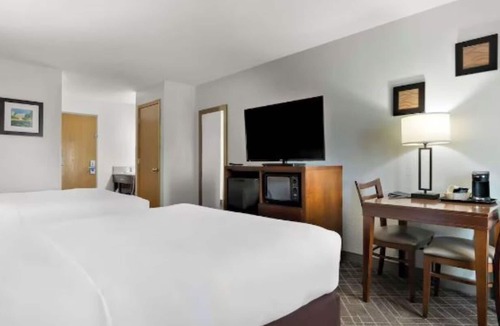 Joliet Hotel | 4 Tranquil Units with Free Breakfast and Indoor Pool Near Rialto Theatre