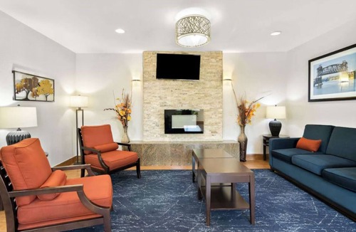 Joliet Hotel | 4 Tranquil Units with Free Breakfast and Indoor Pool Near Rialto Theatre