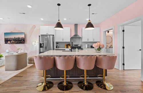 Talbot's Corner Villa | 4BR - Sleeps 12 | Makeup Room + Rooftop!