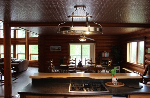 Susitna North Cabin | 6-bedroom Lakefront Lodge on 10 acres w/wifi only 13 miles to downtown Talkeetna