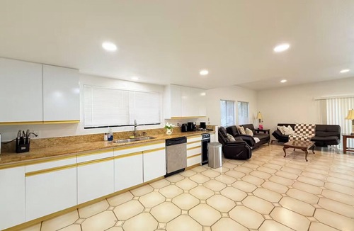 Del Mar Heights Villa | 6BR 5BA Villa Hot Tub Steps to Beach Parking Pet Friendly - Del Mar