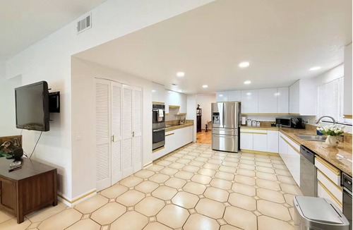Del Mar Heights Villa | 6BR 5BA Villa Hot Tub Steps to Beach Parking Pet Friendly - Del Mar