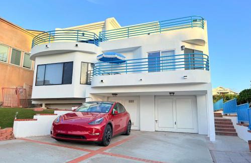Del Mar Heights Villa | 6BR5BA Hot Tub Steps to Beach Parking Pet Friendly