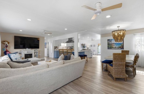 Bay Ho House | 8ft Deep Heated Pool, 9 Seat Medical Grade Jacuzzi, Mini-Golf & Chef’s Kitchen!