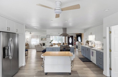 Bay Ho House | 8ft Deep Heated Pool, 9 Seat Medical Grade Jacuzzi, Mini-Golf & Chef’s Kitchen!