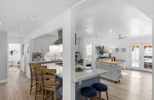 Bay Ho House | 8ft Deep Heated Pool, 9 Seat Medical Grade Jacuzzi, Mini-Golf & Chef’s Kitchen!