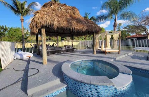 West Dixie Bend House | 9BR/5BA/Pool/Jacuzzi/Theater/Mini Golf/Beach