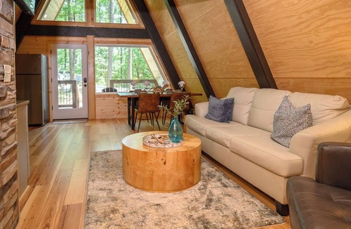 Octavia Cabin | A-Frame on the River | Hot Tub | Pet Friendly
