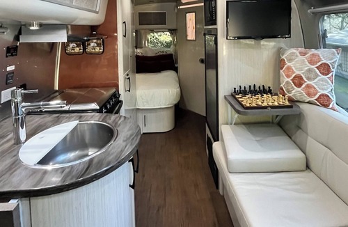 Lake Forest Park House | Airstream Meadow View, Creek & Wildlife - Light Rail to DT Seattle easy
