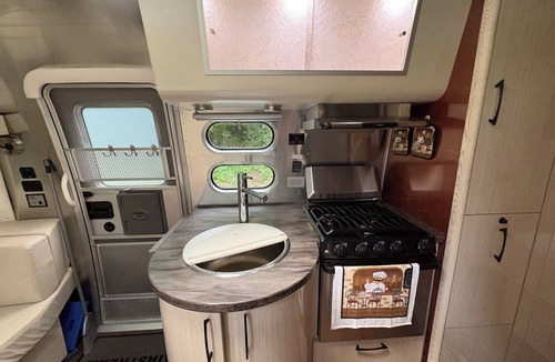 Lake Forest Park House | Airstream Meadow View, Creek & Wildlife - Light Rail to DT Seattle easy