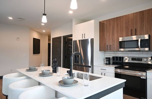 East Side Apartment | Alease Luxe Retreat | Luxury 2BR | Sleeps 4