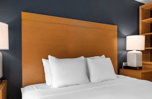 Gateway Apartment | Alma Arboretum - King Studio