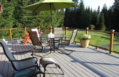 Leavenworth House | An authentic cedar log cabin with mountain and golf course views!