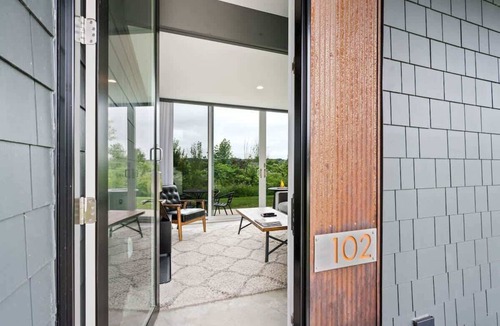 Egg Harbor Apartment | Architect-Designed Flat · King · Egg Harbor