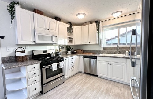Linda Vista House | Art Gallery Family Home - Southern California Style - Excellent Location