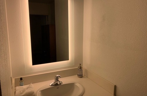 Mission Hills Hotel | Assessable Studio equipped kitchen, Queen bed + Full sofa-bed. Walk to Old Town