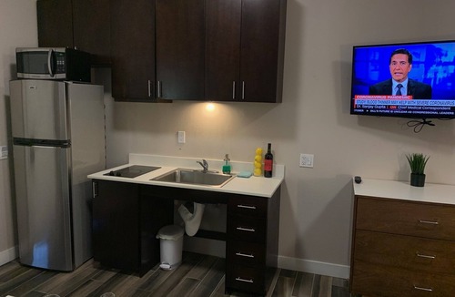 Mission Hills Hotel | Assessable Studio equipped kitchen, Queen bed + Full sofa-bed. Walk to Old Town