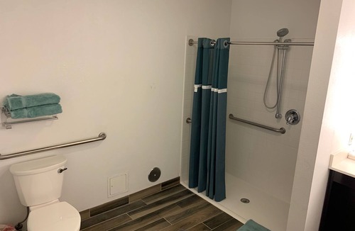 Mission Hills Hotel | Assessable Studio equipped kitchen, Queen bed + Full sofa-bed. Walk to Old Town