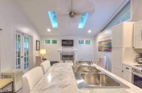 Highlands Apartment | August dates available/screen porch & fire pit /close to Downtown/Pets ok