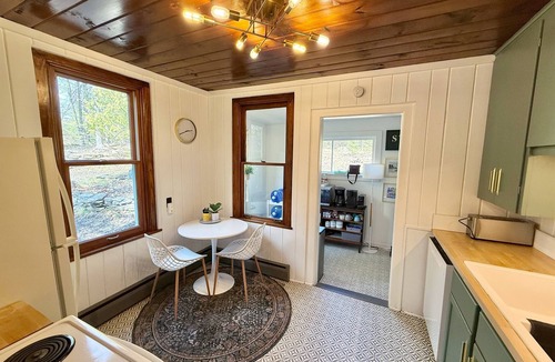 Baileys Harbor Cottage | Baileys Harbor - 4BR Fire Pit Coffee Bar - Sleeps 8