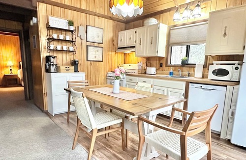 Wallenpaupauk Lake Estates Ski Chalet | Bali's Cottage - Wallenpaupack Lake Estates - Pools, Fireplace, Fire Pit, Marina
