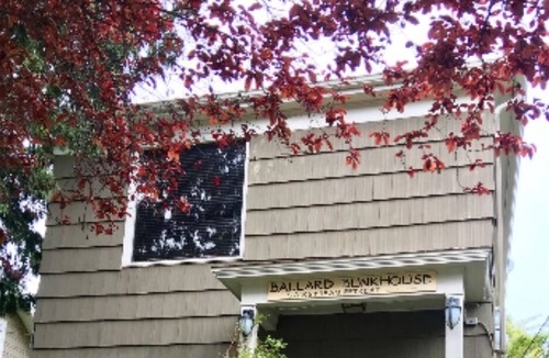 Ballard House | Ballard Bunkhouse 2 flats & Airstream trailer near ent. district. EV charger