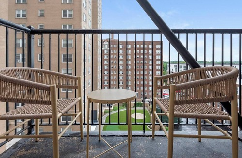 DeBaliviere Place Apartment | Barsala l Chic 2BD Retreat Near Forest Park, Located in the Central West End